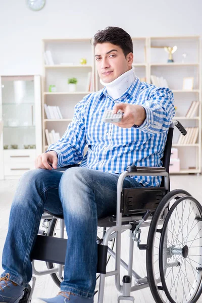 Młody Mężczyzna Wózku Inwalidzkim Domu — Zdjęcie stockowe