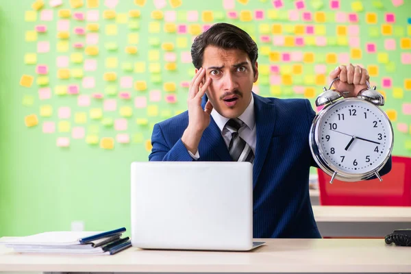 Empresario con muchas prioridades conflictivas en la gestión del tiempo —  Fotos de Stock