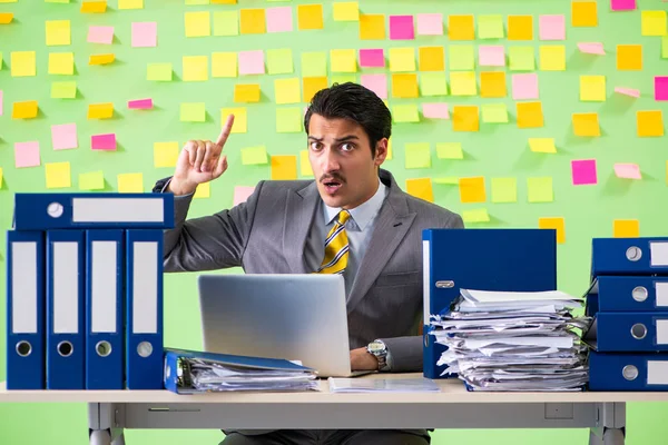 Geschäftsmann hat Probleme mit seinen Prioritäten — Stockfoto