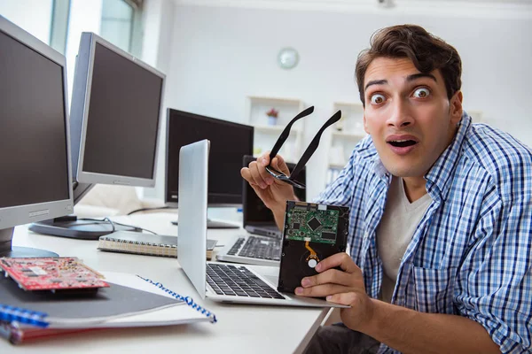 Technician with broken hard drive — Stock Photo, Image