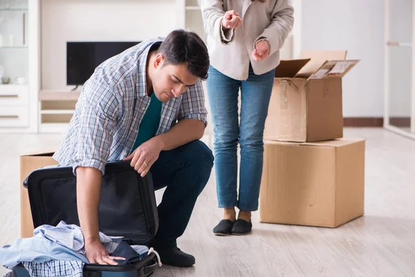 Vrouw verdrijft man uit huis tijdens familieconflict — Stockfoto