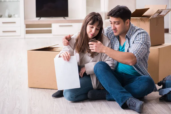 Jeune couple recevant lettre de préavis de forclusion — Photo