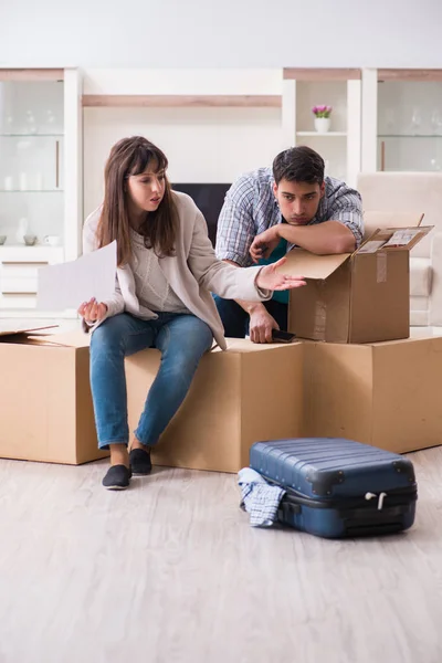 Junges Paar erhält Zwangsvollstreckungsbescheid — Stockfoto