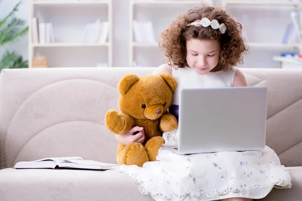 Kleines Mädchen surft auf Laptop im Internet — Stockfoto