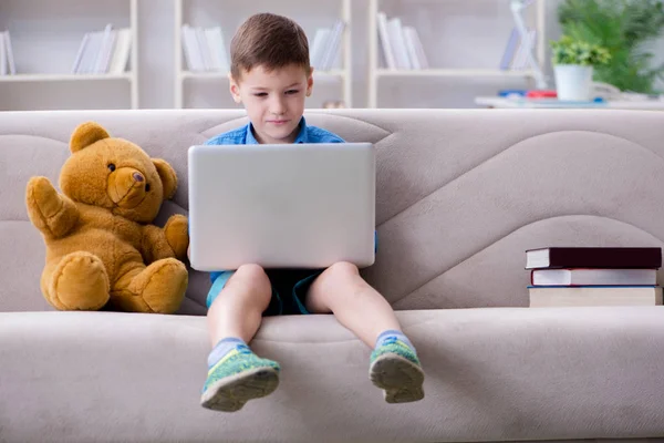 Liten pojke surfa internet på bärbar dator — Stockfoto