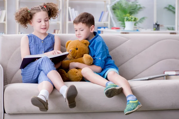 Twee kinderen die thuis boeken lezen — Stockfoto