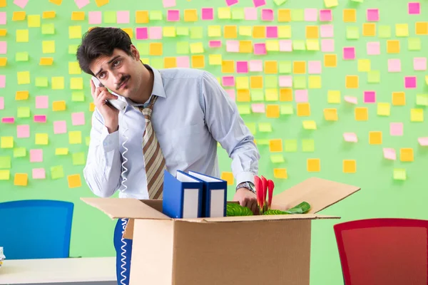 Mann sammelt seine Sachen nach Kündigung im Büro mit Mann — Stockfoto