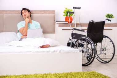 Genç yakışıklı engelli adam evde iyileşiyor. 