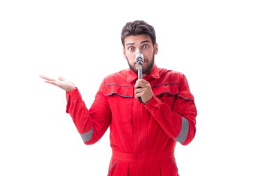 İngiliz anahtarı beyazda olan komik bir otomobil tamircisi. 