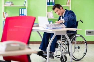 Ofiste çalışan engelli işadamı