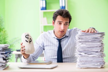 İş adamının evrak işleri ve iş yükü ile ilgili sorunları var