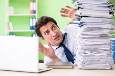 İş adamının evrak işleri ve iş yükü ile ilgili sorunları var