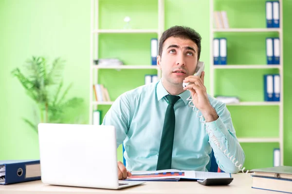 Männlicher Finanzmanager arbeitet im Büro — Stockfoto