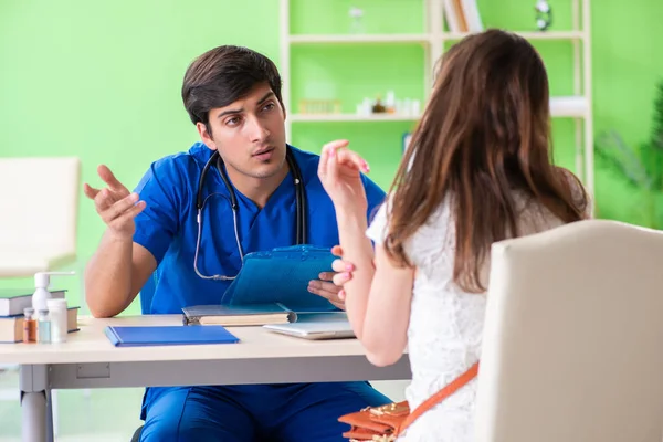 Paciente femenina que visita al médico varón en concepto médico — Foto de Stock