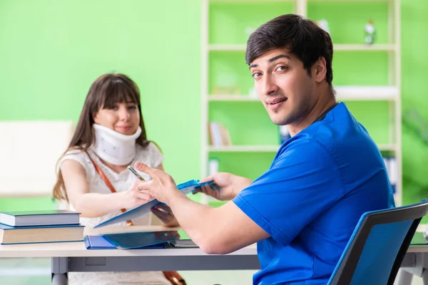 Patientin besucht männlichen Arzt in medizinischem Konzept — Stockfoto