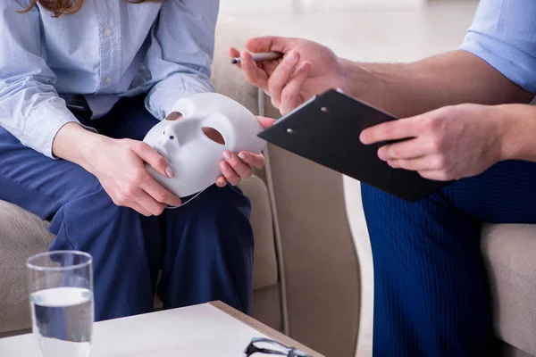 Junge Frau besucht männlichen Psychologen wegen unerwiderter Liebe — Stockfoto