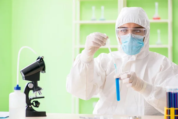 Chimico che lavora in laboratorio su un nuovo esperimento — Foto Stock