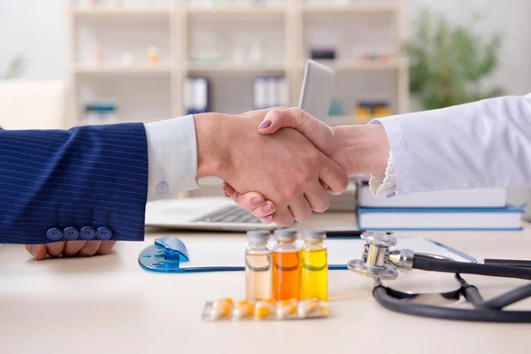 Hombre que visita al médico para el chequeo de rutina — Foto de Stock