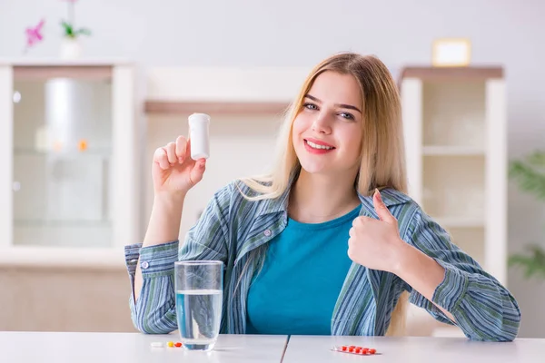 Kobieta zażywająca tabletki przeciwbólowe — Zdjęcie stockowe