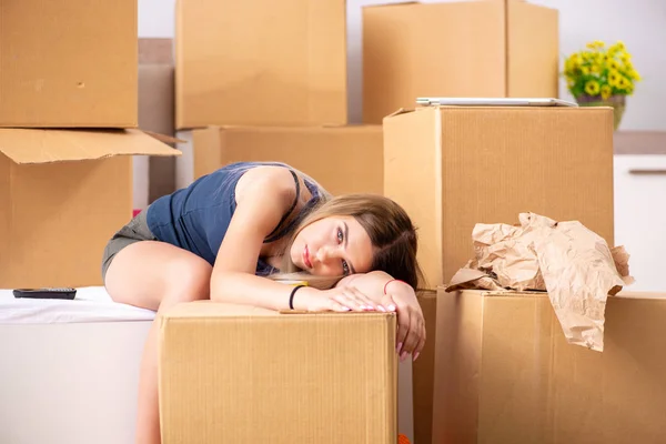 Young woman moving to new place — Stock Photo, Image
