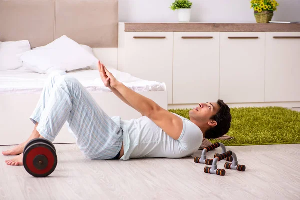 Jongeman doet ochtendroutine in de slaapkamer — Stockfoto