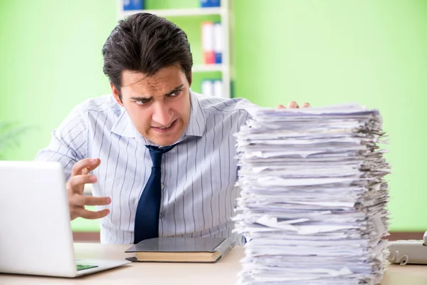 Uomo d'affari che ha problemi con i documenti e il carico di lavoro — Foto Stock