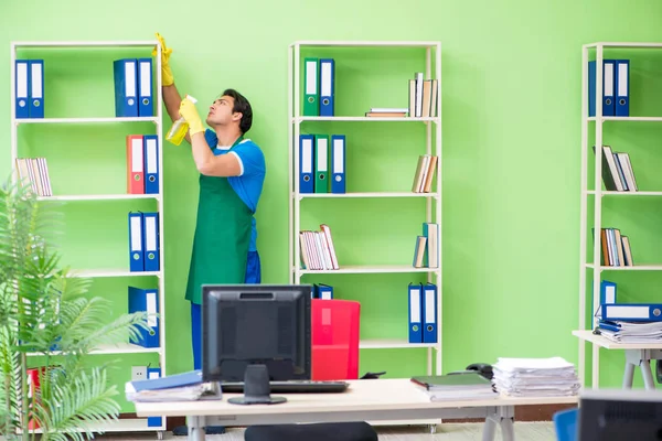 Manlig snygg professionell städare arbetar på kontoret — Stockfoto