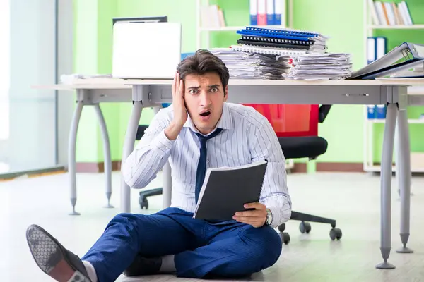 Empresário frustrado sublinhado pelo excesso de trabalho — Fotografia de Stock