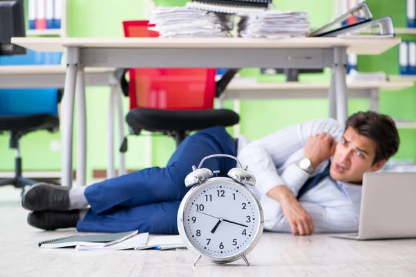 Frustrierter Geschäftsmann durch übermäßige Arbeit gestresst — Stockfoto