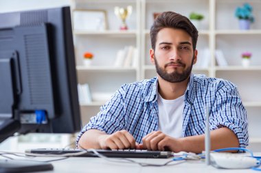 Hayal kırıklığına uğramış genç adam internetin zayıf çekmesi yüzünden