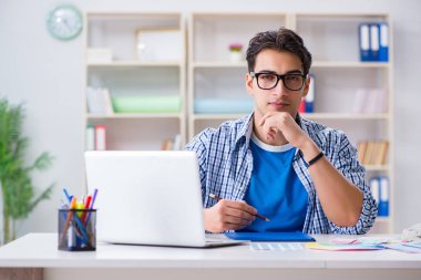 Genç tasarımcı yeni proje üzerinde çalışıyor ve renkleri seçiyor