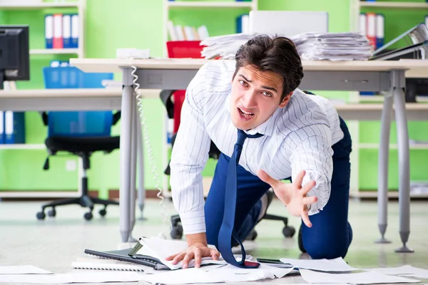 Frustrierter Geschäftsmann durch übermäßige Arbeit gestresst — Stockfoto