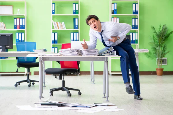 Gefrustreerde zakenman gestrest door overmatig werk — Stockfoto