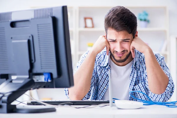 Frustrated young man due to weak internet reception — Stock Photo, Image