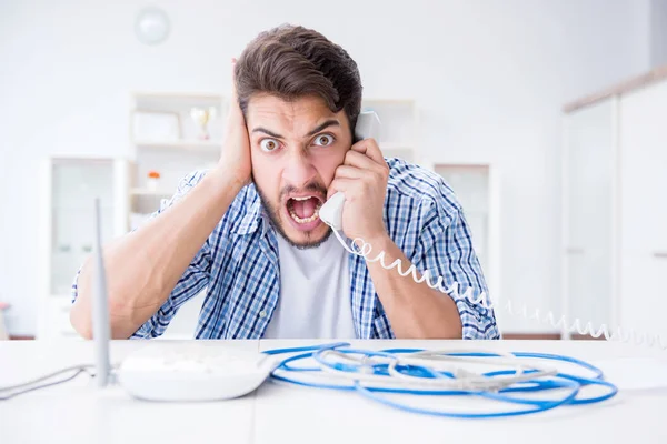 Frustrato giovane uomo a causa della debole ricezione di internet — Foto Stock