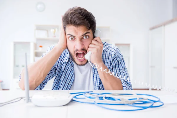 Frustrierter junger Mann wegen schwachen Internetempfangs — Stockfoto