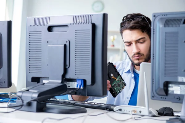 Técnico de TI olhando para equipamentos de TI — Fotografia de Stock