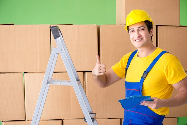 Uomo appaltatore che lavora con scatole di consegna — Foto Stock