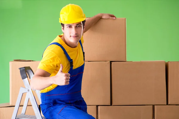 Uomo appaltatore che lavora con scatole di consegna — Foto Stock