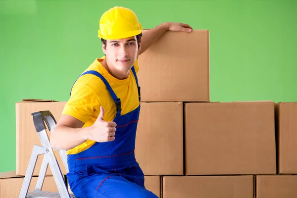 Homem empreiteiro que trabalha com caixas de entrega — Fotografia de Stock