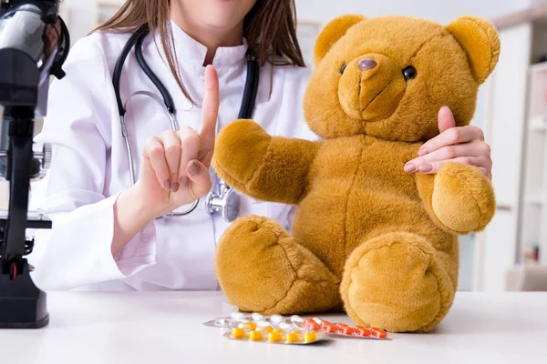 Çocuk oyuncak sağlığını kontrol ediyor