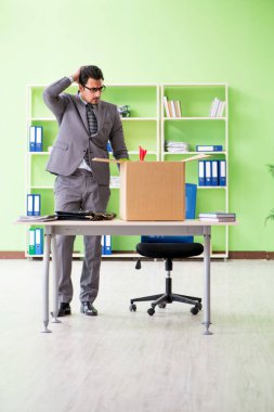 Erkek işçi işten çıkarıldıktan sonra eşyalarını topluyor.