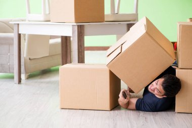 Kutuları taşıyan adam.