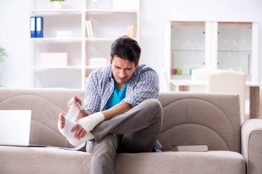 Evde yaralı genç bir öğrenci var.