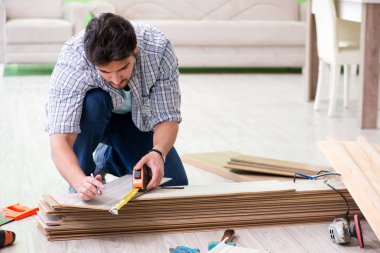 Evdeki döşemeleri döşeyen adam