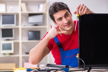 Profesyonel tamir mühendisi bozuk televizyonu tamir ediyor.