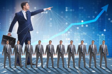 Patron çalışanı, çalışanlarını iş konseptinde manipüle ediyor.