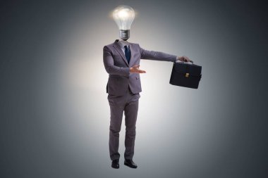 Parlak fikir kavramı ampul kafa ile işadamı