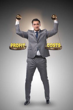 İşadamı kar parası denge kavramı içinde