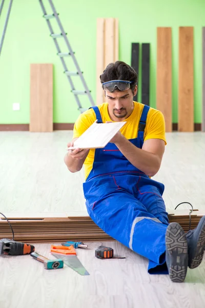 Imprenditore professionale posa pavimentazione a casa — Foto Stock